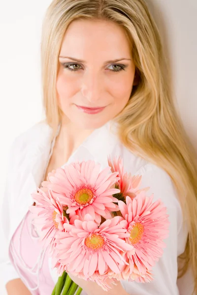Ρομαντική γυναίκα κρατήστε ροζ λευκό λουλούδι Μαργαρίτα — Φωτογραφία Αρχείου
