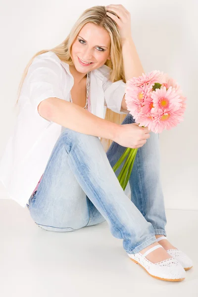 Genç kadın tutun pembe gerbera papatya çiçeği — Stok fotoğraf