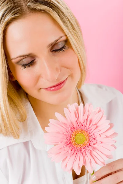 ロマンチックな女性はピンクのガーベラ デイジーの花を保持します。 — ストック写真