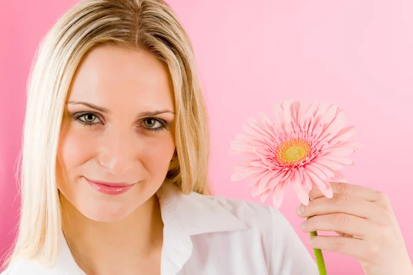 Romantisk kvinna håll rosa gerbera daisy blomman — Stockfoto