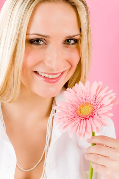 Romantische vrouw houd roze gerbera daisy flower — Stockfoto