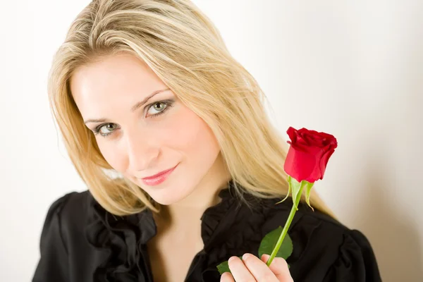 Elegantní žena drží červené růže — Stock fotografie