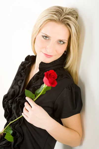 Élégante femme blonde tenir rose rouge — Photo