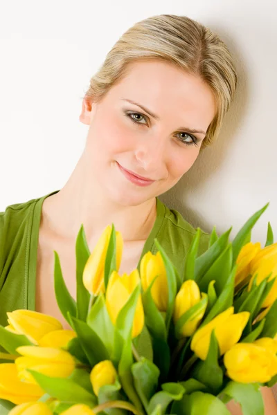 Mladá žena drží žluté tulipány květ Royalty Free Stock Obrázky