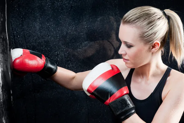 Boxing training woman in gym punching bag — Stock Photo, Image