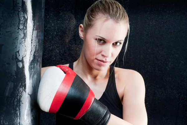 Boxerský trénink žena v tělocvičně boxovací pytel — Stock fotografie
