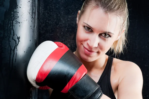 Spor salonunda eldiven boks eğitimi kadınla — Stok fotoğraf