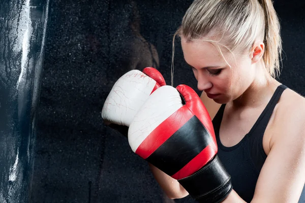 Boxerský trénink žena s boxovací pytel v tělocvičně — Stock fotografie