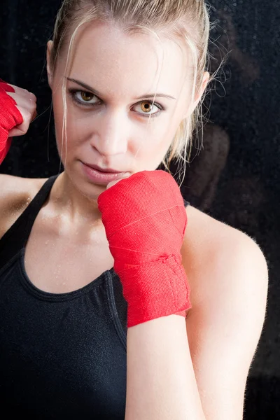 Boxning utbildning blond kvinna sparring — Stockfoto