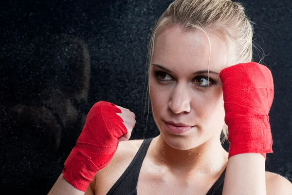 Boxning utbildning blond kvinna sparring — Stockfoto
