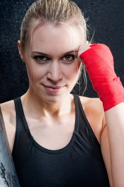 Боксерская тренировка блондинка спарринг боксерская груша — стоковое фото