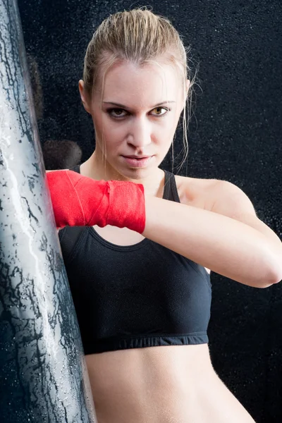ボクシング トレーニング ブロンド女性スパーリング — ストック写真
