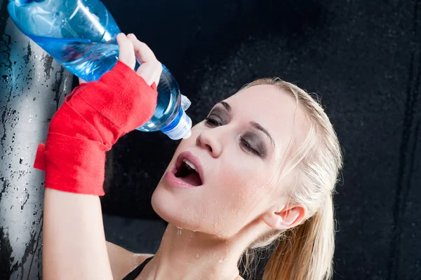 Boxing training woman pour water in mouth — Stock Photo, Image