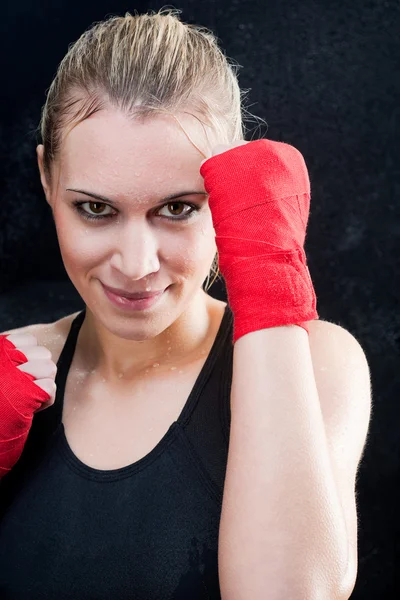 ボクシング トレーニング金髪女性スパーリング パンチング バッグ — ストック写真