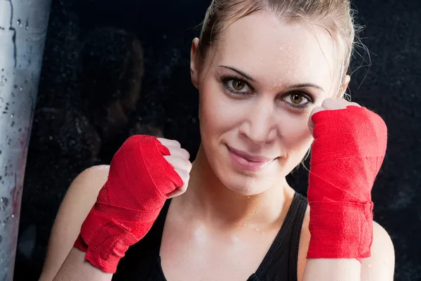 Boksen opleiding blonde vrouw sparring — Stockfoto