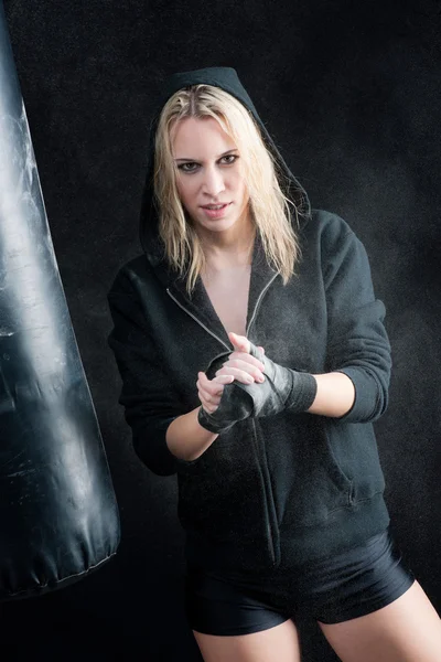 Boks blond kobieta w czarnej przygotować szkolenie — Zdjęcie stockowe