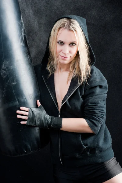 Boxning utbildning kvinna i svart håll slagsäck — Stockfoto