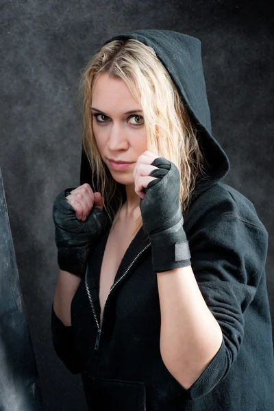 Обучающая женщина по боксу на чёрном фоне гранжа — стоковое фото