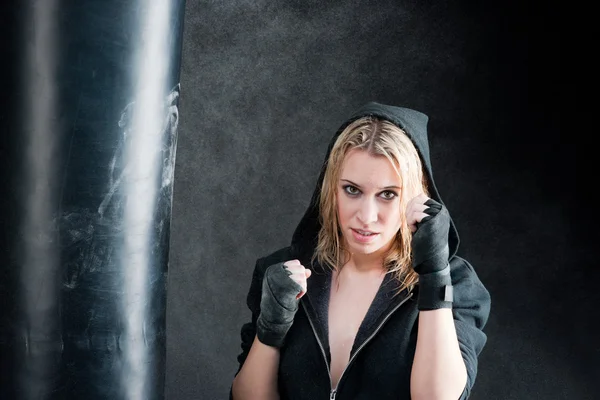Boxeo entrenamiento mujer en negro grunge fondo — Foto de Stock