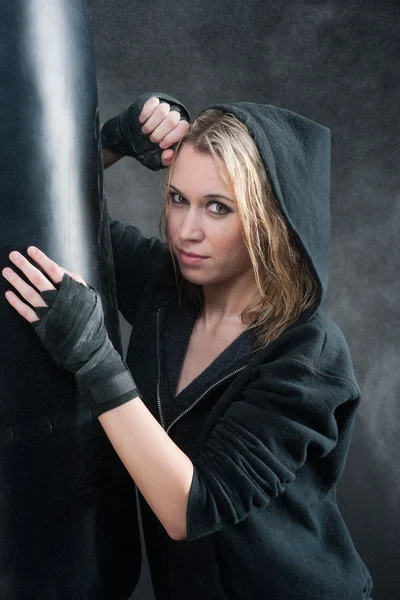 Portrait - entraînement boxe femme blonde sexy — Photo