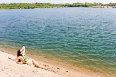 plajda bikini yalnız kadın yaz