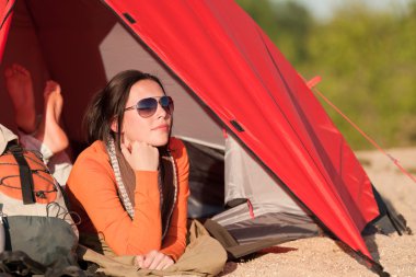 sunset beach üzerinde çadır kamp mutlu kadın