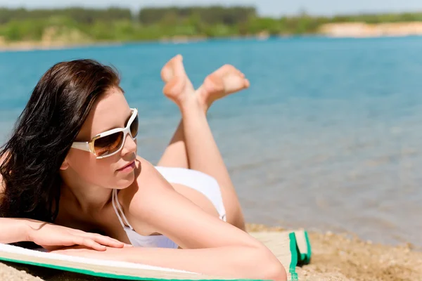 Playa de verano impresionante mujer tomando el sol en bikini —  Fotos de Stock