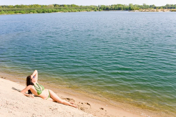 Femme d'été en bikini seule sur la plage — Photo