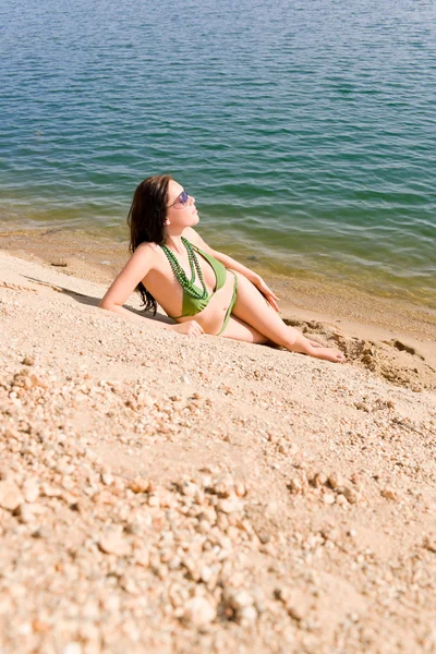 Літня жінка в бікіні на самоті на пляжі — стокове фото