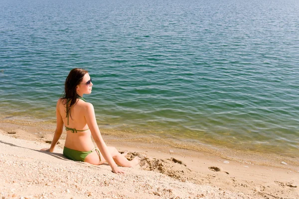Zomer vrouw in bikini alleen op strand — Stockfoto