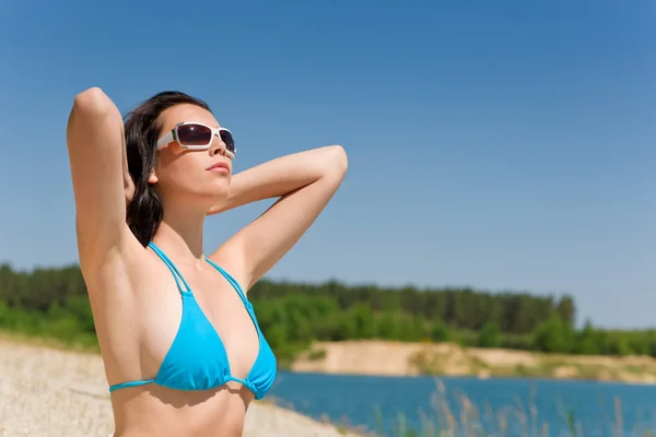 Zomer strand vrouw in blauwe bikini beha — Stockfoto