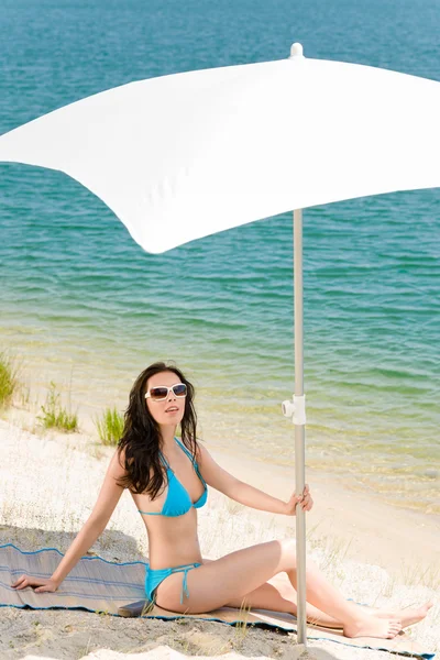 Verano playa mujer azul bikini bajo sombrilla —  Fotos de Stock