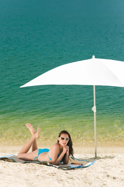 Verão praia mulher azul biquíni sob guarda-sol — Fotografia de Stock