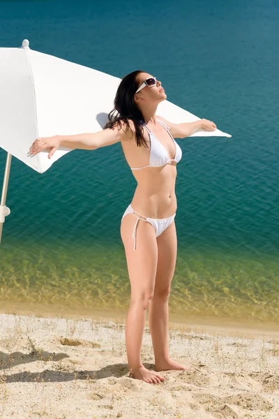 Sommer-Strandfrau posiert im weißen Bikini — Stockfoto