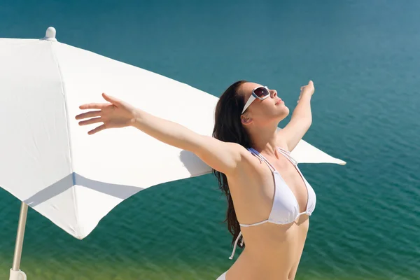 Mujer hermosa de verano en bikini blanco sujetador —  Fotos de Stock