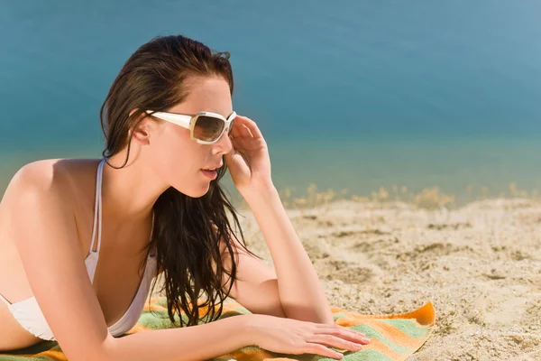Playa de verano mujer joven tomando el sol en bikini —  Fotos de Stock