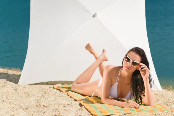 Letní pláž mladá žena opalování v bikinách — Stock fotografie