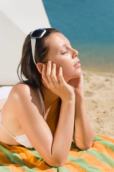 Praia de verão jovem mulher tomando banho de sol em biquíni — Fotografia de Stock
