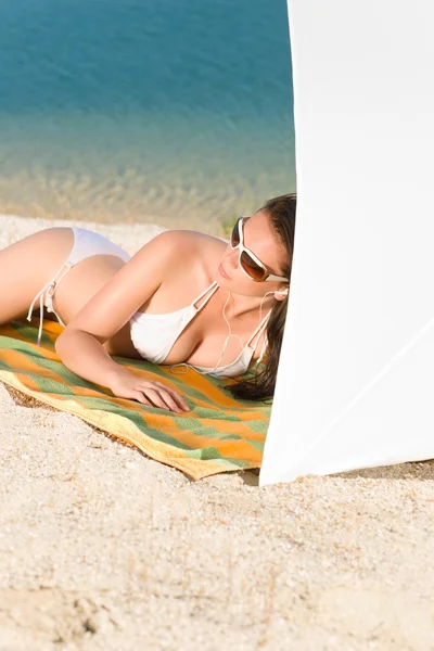 Jeune modèle de bikini sexy relaxant avec des lunettes de soleil — Photo