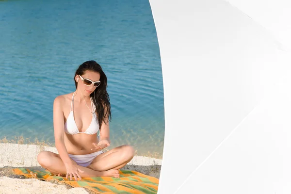 Молодая сексуальная модель бикини расслабляется в солнечных очках — стоковое фото