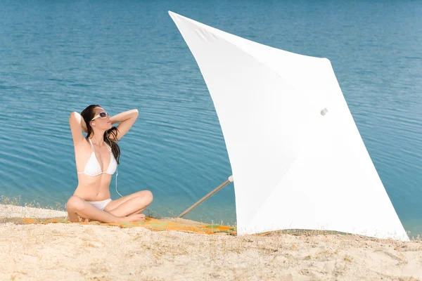 Ung sexig bikini modell avkopplande med solglasögon — Stockfoto