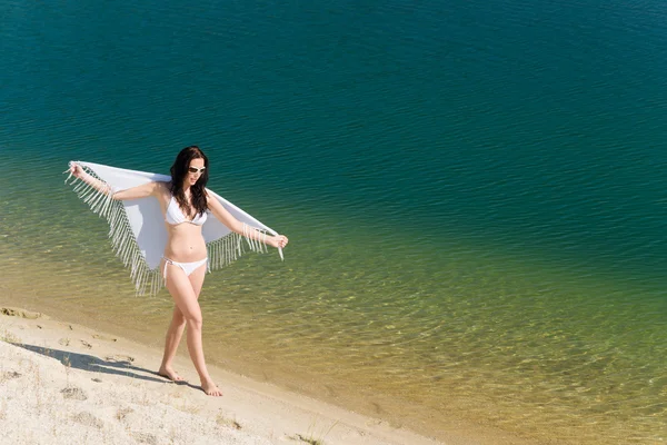 여름 비키니에서 해변에 젊은 여자 — 스톡 사진