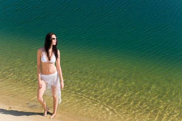 Літня молода жінка на березі моря в бікіні — стокове фото