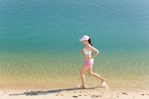 Verão esporte ajuste mulher correndo ao longo da costa — Fotografia de Stock