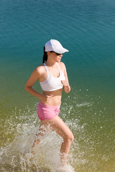 Летний спорт спортивная женщина бегает по берегу моря — стоковое фото