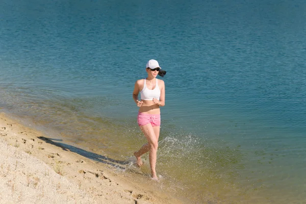 Sommarsport passar kvinnan jogga längs havsstranden — Φωτογραφία Αρχείου