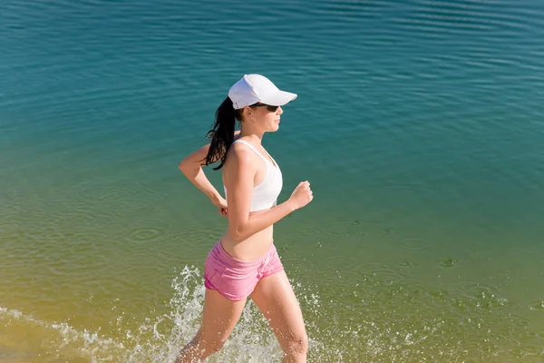 Sport d'été forme femme jogging le long du bord de mer — Photo