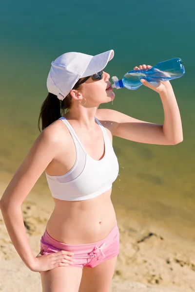 Verano deporte en forma mujer beber botella de agua — Foto de Stock