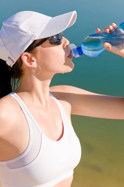 Summer sport fit woman drink water bottle — Stock Photo, Image