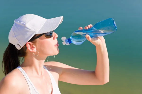 Літній спорт підійде жінка п'є пляшку води — стокове фото